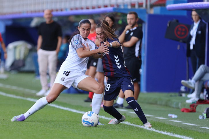 Lice Chamorro y Sara Martín pugnan en banda en el partido de Liga F entre Eibar y Badalona Woman en Ipurua.