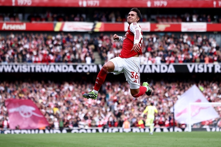 Martín Zubimendi celebrando su primer gol con el Arsenal.