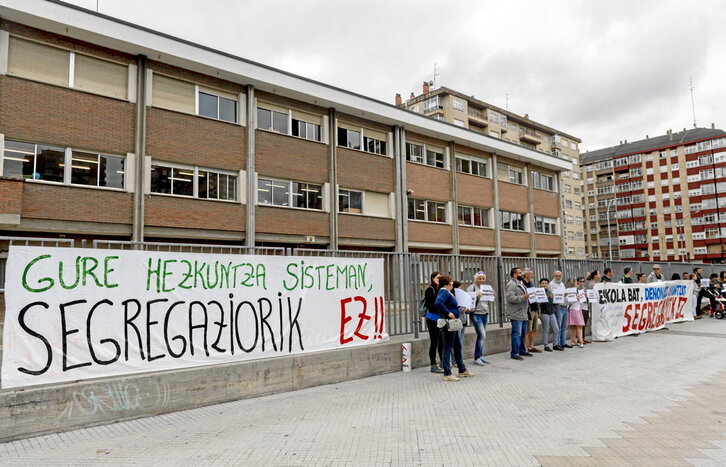 Protesta contra la segregación escolar en un centro educativo de Gasteiz.