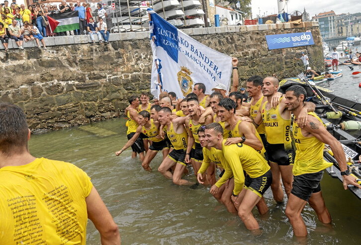 Orioren kolore horia, Arraun Lagunak-en txuri-urdina, ikurrina eta Palestinako bandera. Donostiako kaian beste koloreek ere izan zuten lekurik, baina horiek nagusitu ziren estropadaren ostean.