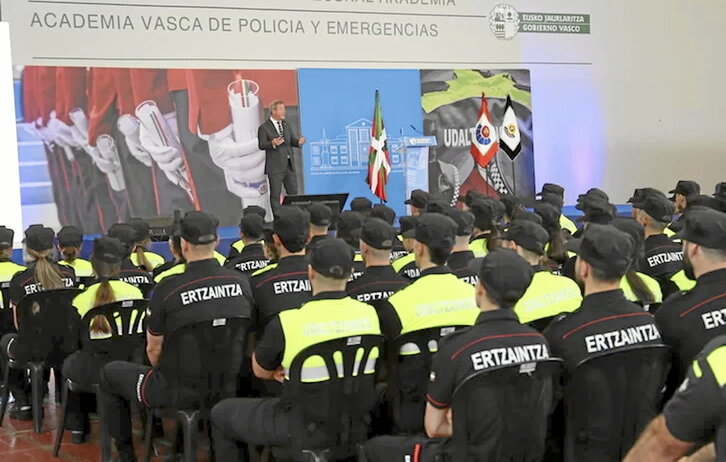 El consejero de Seguridad de Lakua, Bingen Zupiria, en una conferencia en Arkauti ante aspirantes a la Ertzaintza y a las policías locales.