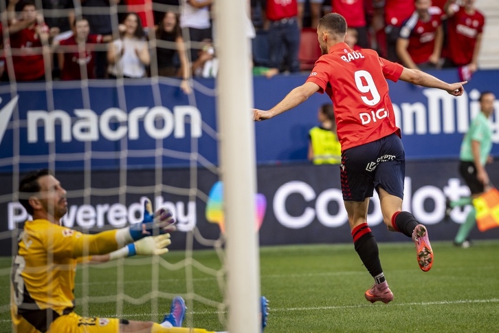 Raúl García de Haro celebrando su gol esta tarde en El Sadar.