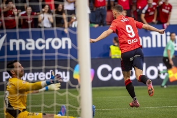 Raúl García de Haro celebrando su gol esta tarde en El Sadar.