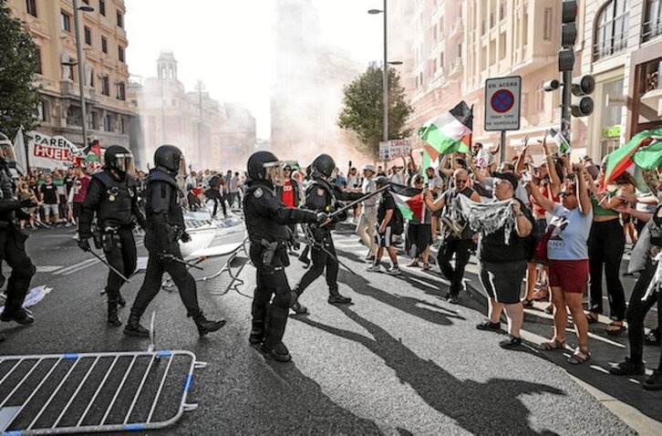 Manifestantes toman el recorrido del pelotón de la Vuelta en el centro de Madrid.