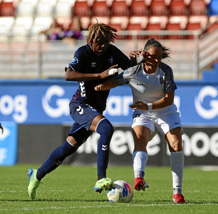 Alimata intenta entrar en el área rival.