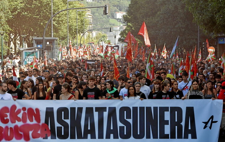 Milaka lagun bildu ziren Donostiako manifestazioan. Txiki eta Otaegiren memoria oso presente egon zen, bai ibilbidean, baita hitzartzean ere.