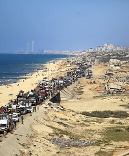 Familias palestinas varias veces desplazadas abandonan Ciudad de Gaza hacia el sur.