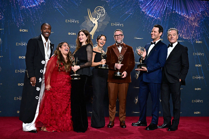 El plantel de ‘The Studio’ posa con los galardones obtenidos en los Emmy. 