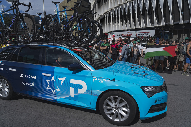 El coche del Israel-Premier Tech, en la salida de Bilbo de la reciente Vuelta.