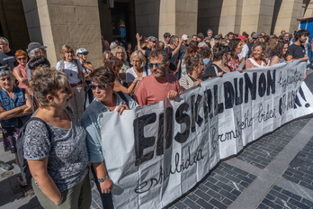 Gipuzkoako Foru Aldundiko langile batzordeak, LABek eta ELAk irailaren 5ean egindako protesta, hizkuntza eskakizunen aurkako epai baten harira.