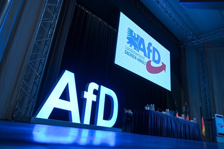 Logotipo del partido ultraderechista AfD en una conferencia en Sajonia-Anhalt en mayo.