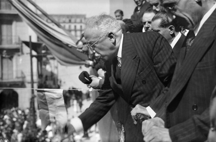 El entonces presidente de la República, Niceto Alcalá Zamora, asomado al balcón de la Diputación navarra.