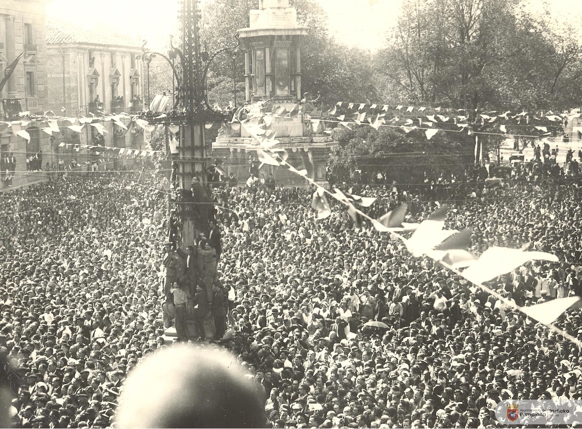 Una multitud abarrota el Paseo de Sarasate, junto al Monumento a los Fueros, espera la salida al balcón de Niceto Alcalá Zamora. (OSASUNA MEMORIA)