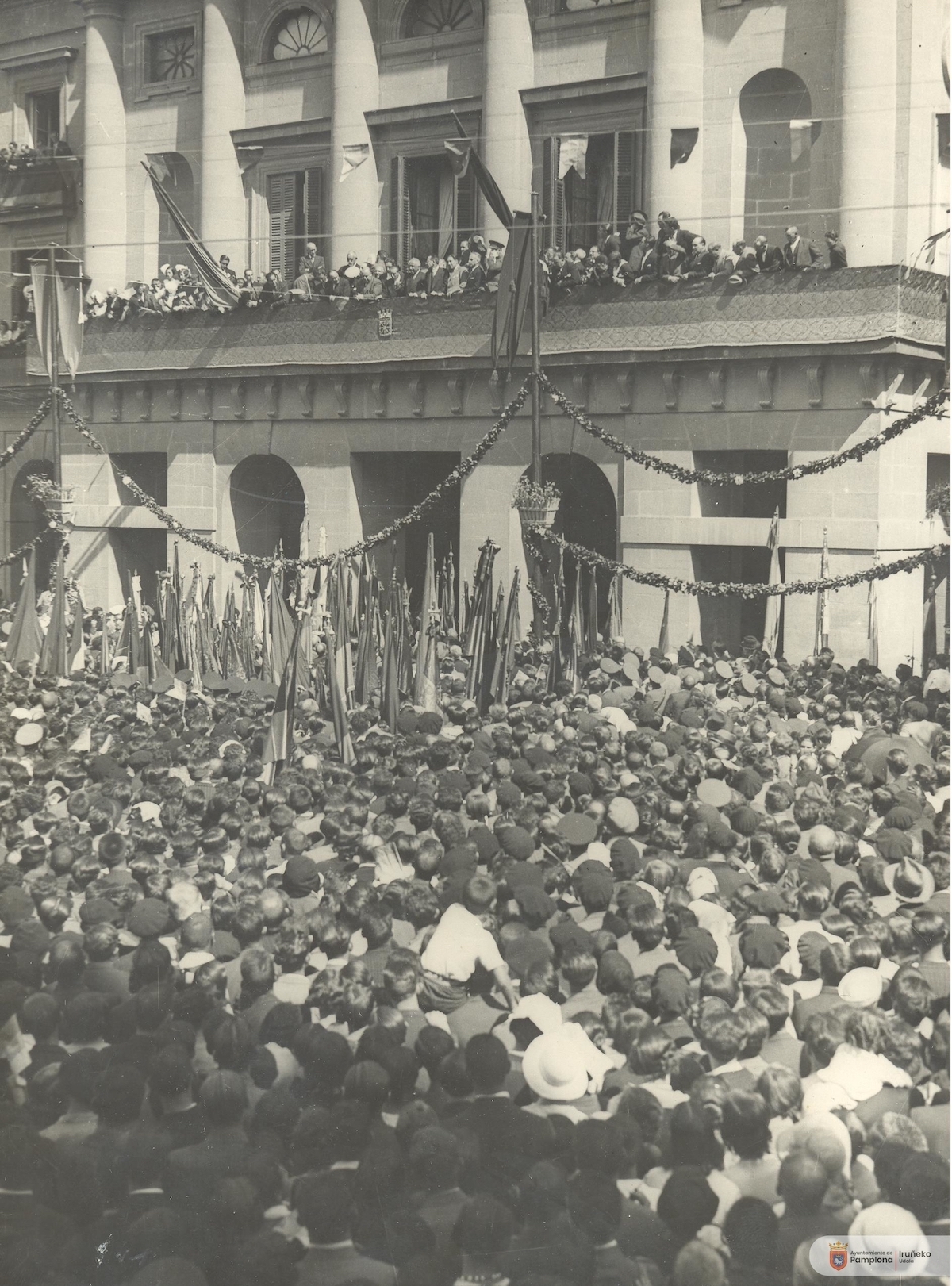 Miles de personas concentradas junto al edificio de la Diputación navarra.
