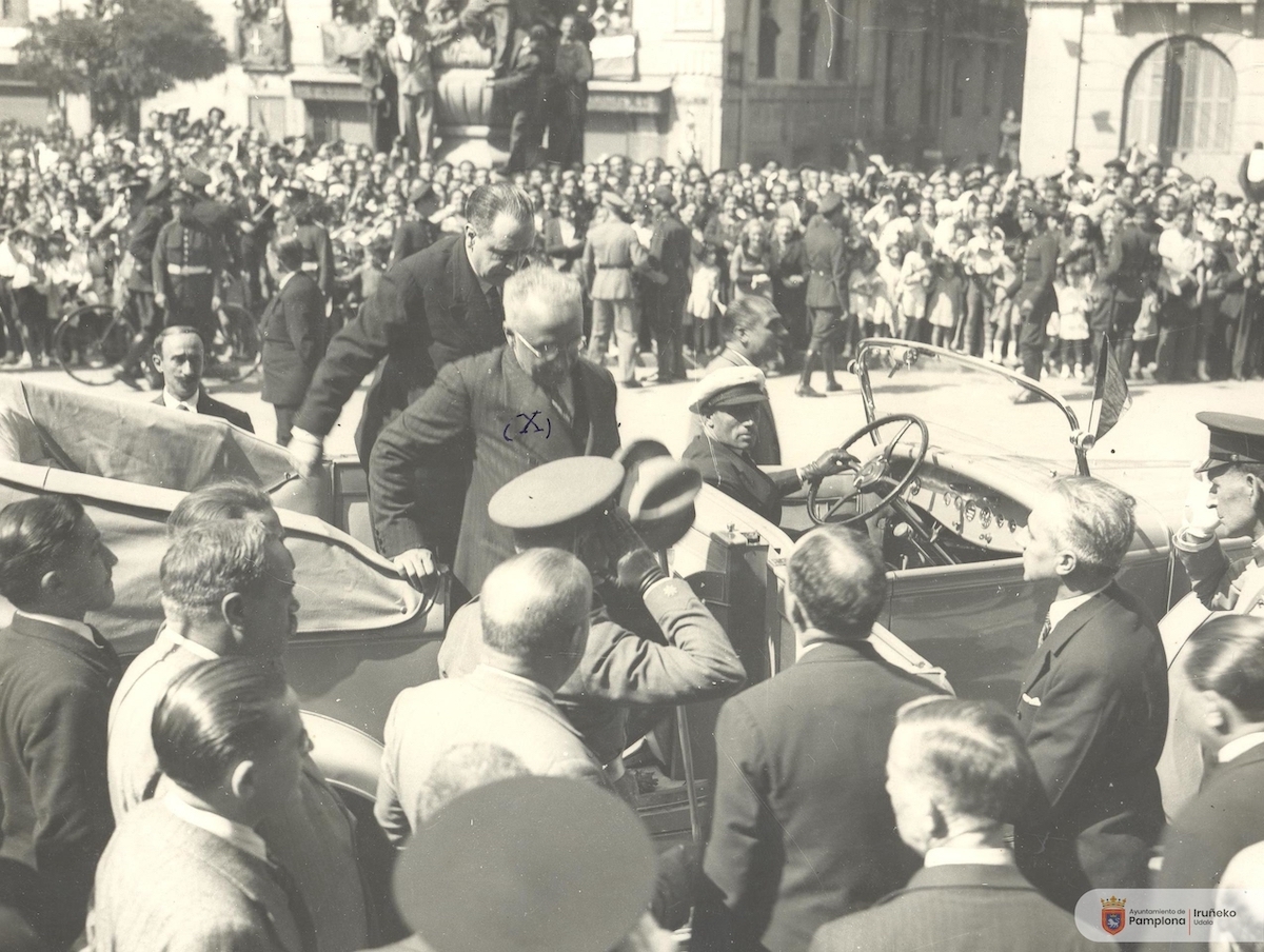 Alcalá Zamora desciende del coche con el que desfiló por las calles de Iruñea, junto al alcalde de la capital navarra, Nicasio Garbayo. (OSASUNA MEMORIA)