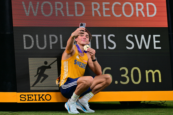 Duplantis se hace un selfie con su nuevo récord de pértiga: 6,30 metros.