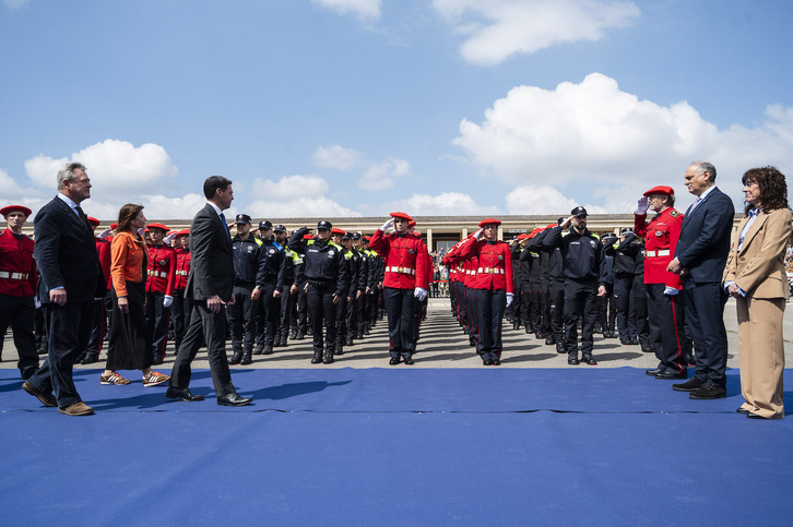 Zupiria eta Pradales, en la entrega de condecoraciones a la última promoción de la Ertzaintza, en mayo pasado.