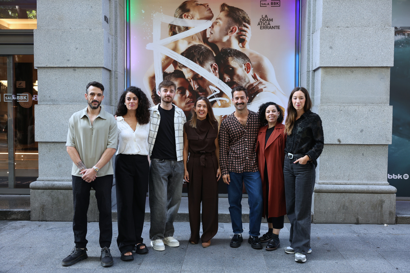 El equipo de ‘R&J’, ante la sala BBK.