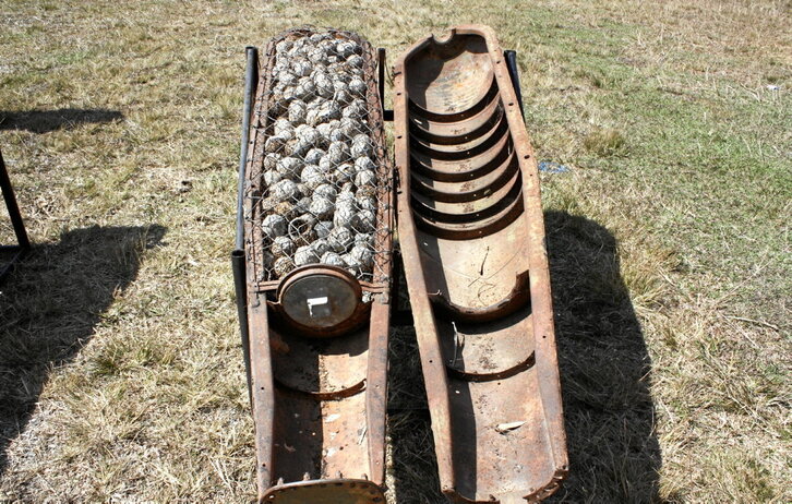 Un bomba de racimo, con los proyectiles que dispersa, en Laos en 2009.