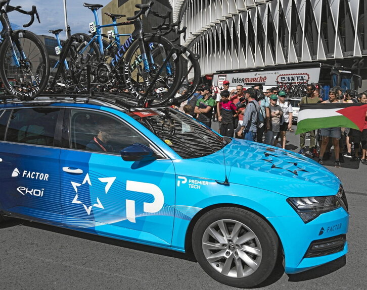 El coche del Israel-Premier Tech, en la salida de Bilbo de la reciente Vuelta.