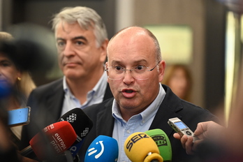 Tellado, con De Andrés a sus espaldas, este lunes en Bilbo.