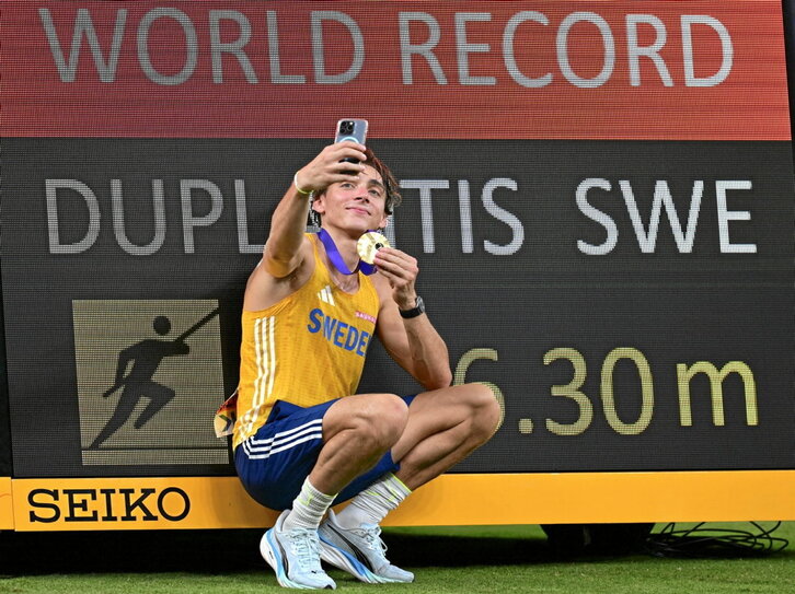 Duplantis se hace un selfie con su nuevo récord de pértiga: 6,30 metros.