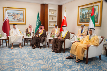 El emir qatarí, Tamim bin Hamad Al Thani, y el príncipe saudí Mohammed bin Salman.