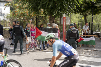 Banderas palestinas al paso de la Vuelta por la localidad navarra de Izaba.