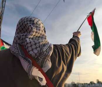 Tunisiako neskato bat, Sumud ontzidia bertatik aterako zen unean.