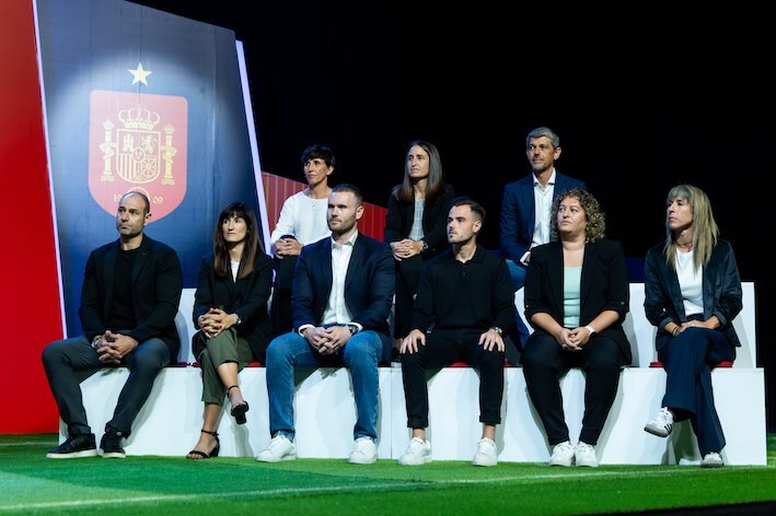 Iraia Iturregi y Julen Itxaso junto al resto de técnicos de las selecciones femeninas españolas. (RFEF)