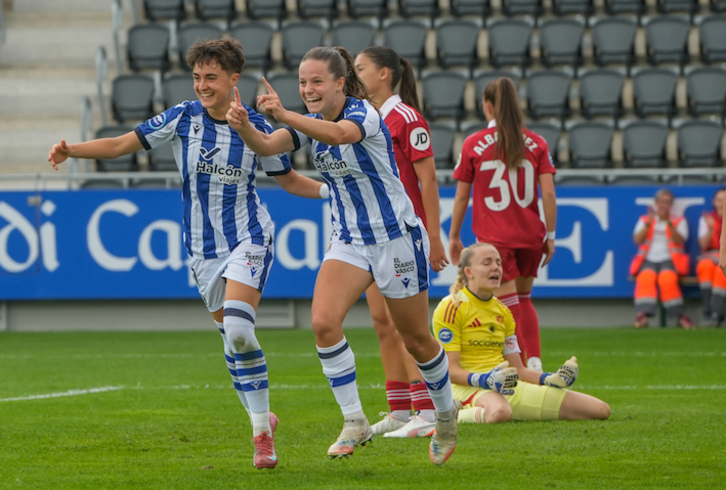 Aiara celebra su gol contra el Sevilla junto a Lucía Pardo.