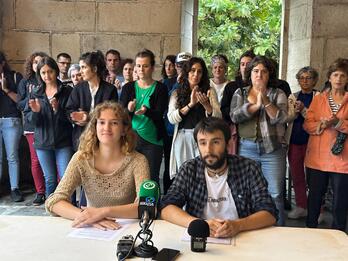 Berako bestetan egindako erasoak gaitzesteko bildu da herriko hainbat eragile.