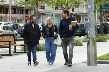 Joseba Novoa, Amaya Zabarte e Iker Sarriegi a su llegada a los juzgados de Donostia el pasado abril.