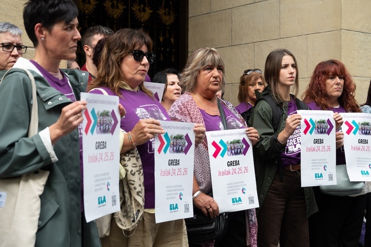 Greba egun berriak deitzeko agerraldia egin dute Gipuzkoako erresidentzietako langileek ELArekin batera.