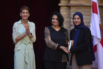 Ghulam y Sherzad, junto a Chivite, muestran la distinción otorgada por el Ejecutivo foral.