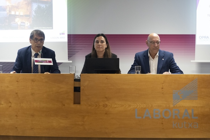 Ezkerretik eskuinera, Pablo Mongelos, Naiara Larrea eta Javier Larrea azterlanaren aurkezpenean