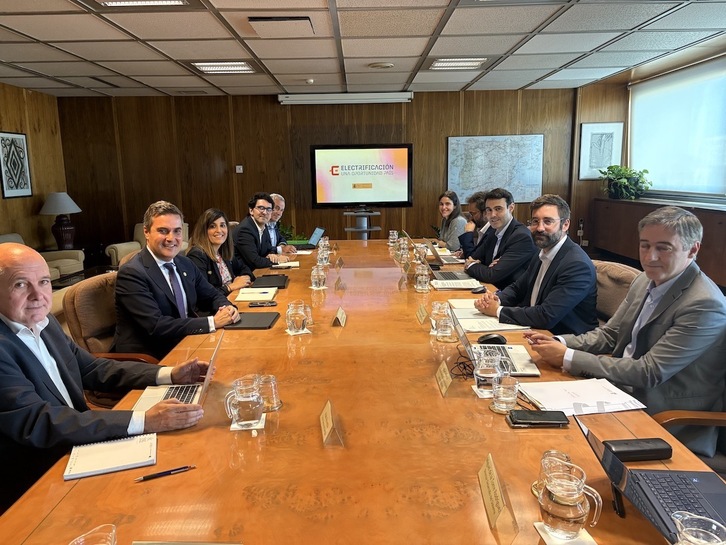 Reunión mantenida en Madrid entre representantes de Lakua y del Gobierno español.