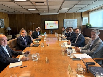 Reunión mantenida en Madrid entre representantes de Lakua y del Gobierno español.