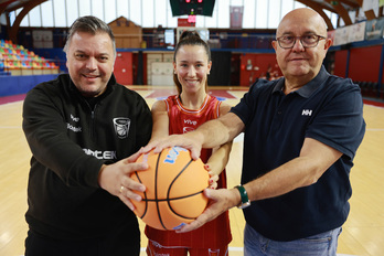 Ane Olaeta Gernikako jokalaria, Lucas Fernandez prestatzailea eta Gerardo Candina presidentearekin batera.