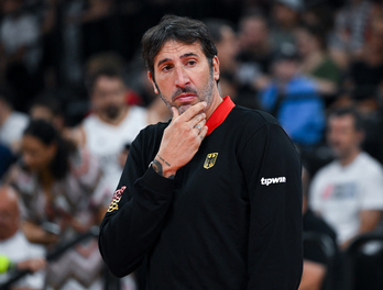 Alex Mumbrú, pensativo durante el Eurobasket con Alemania.