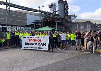 La plantilla de Maderas Llodio ante la sede de la empresa.