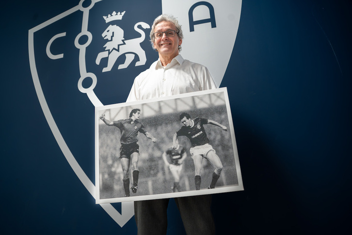 Iñaki Ibáñez posa con una imagen suya del encuentro que se disputó en Ibrox Park.