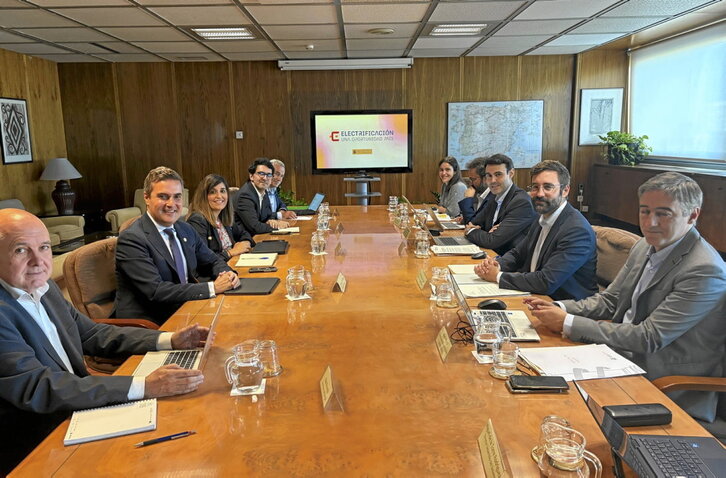 Reunión mantenida en Madrid entre representantes de Lakua y del Gobierno español.