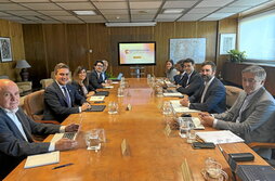 Reunión mantenida en Madrid entre representantes de Lakua y del Gobierno español.