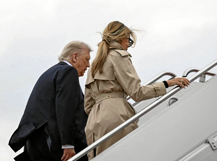 Donald y Melania Trump suben al avión para dirigirse a Londres.