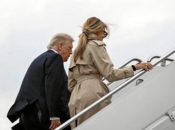 Donald y Melania Trump suben al avión para dirigirse a Londres.