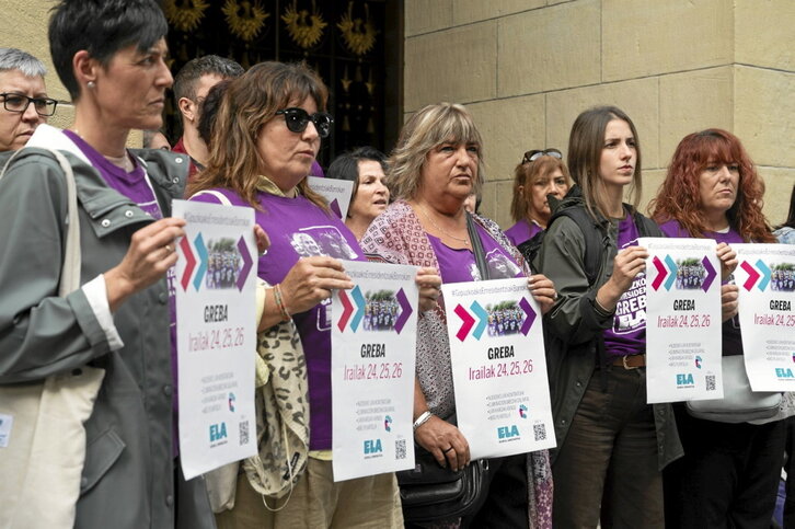 Gipuzkoako erresidentzietako langileak, atzo, greba iragartzeko agerraldian.