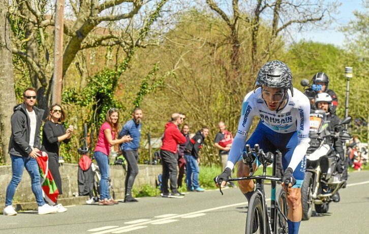 Pello Bilbao, durante una contrarreloj por carreteras vascas.