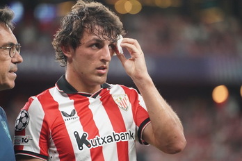 Unai Gómez siendo atendido tras un golpe con Merino.