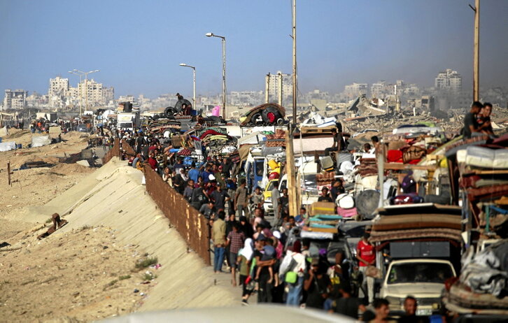 Miles de personas huyen del norte de la Franja cargando con sus pertenencias.